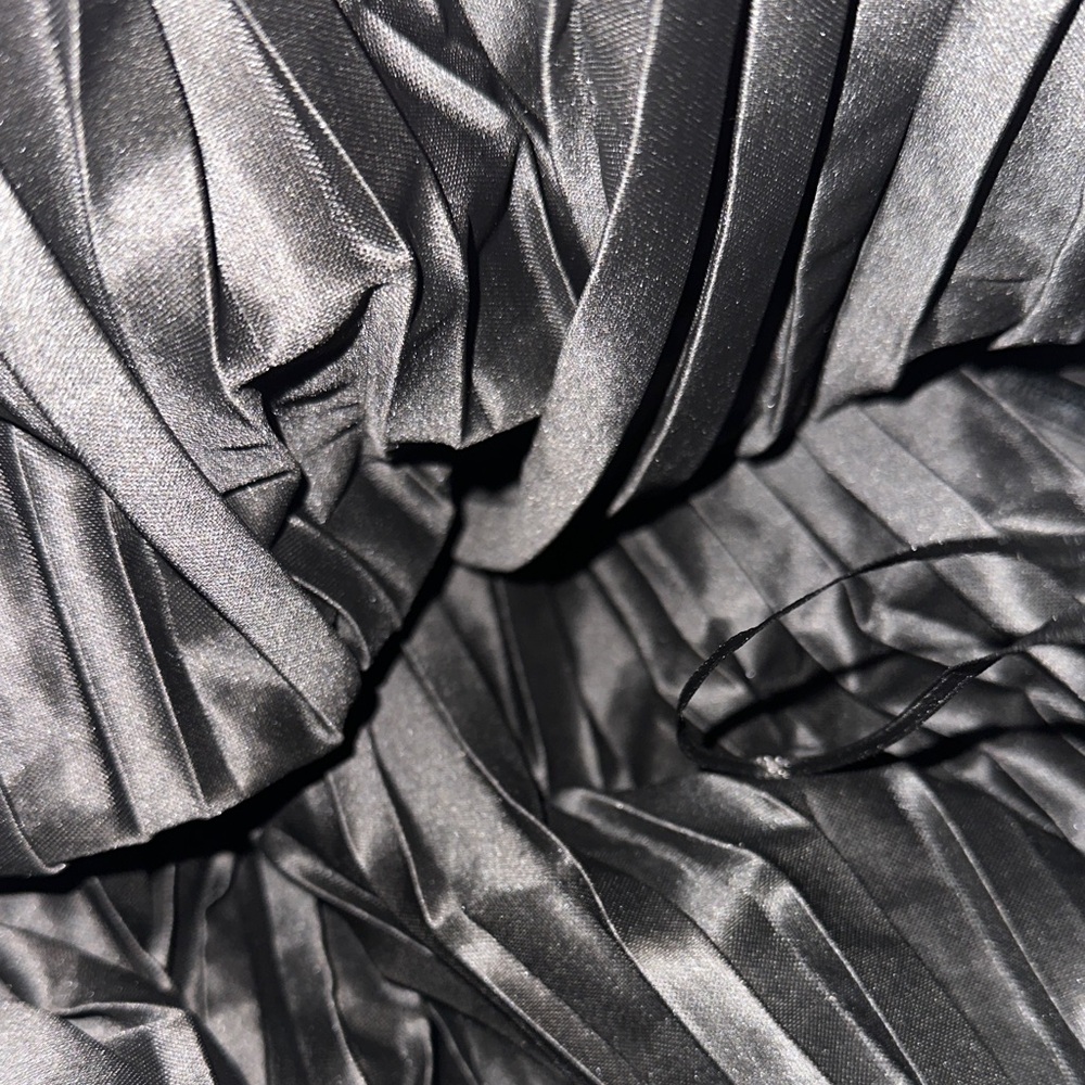 Chic Pleated Leather Skirt - Picture 3 of 4